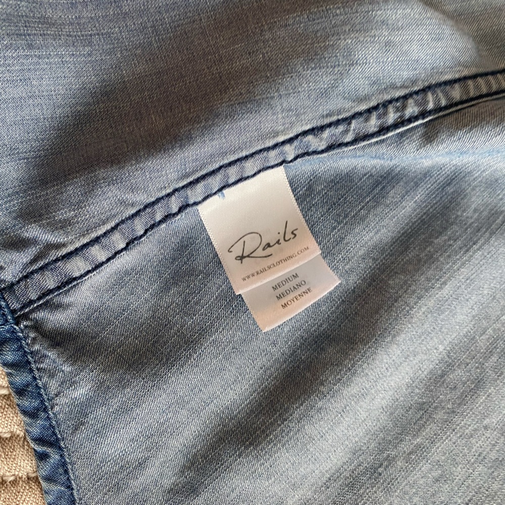Rails- 100% lyocell Light Blue Denim Button-Down Shirt chambray women’s M pocket - Picture 4 of 16